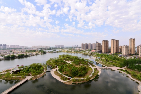 （菏澤市趙王河公園。圖片來源：菏澤市攝影家協(xié)會《春天的趙王河》）